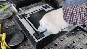 Обезжириваем места нанесения клея